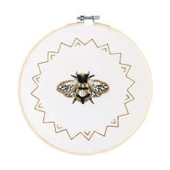 Panduro Hobby Broderikit bi Ø20 cm – brodera ett glänsande bi fullt med pärlor