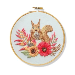 Panduro Hobby Broderikit cute squirrel Ø20 cm – allt för att brodera en söt ekorre | Broderikit