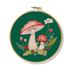 Panduro Hobby Broderikit red mushrooms Ø20 cm – allt för att brodera söta flugsvampar