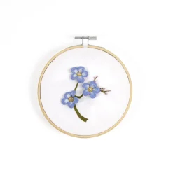 DMC Broderikit Forget Me Not – allt för att brodera en förgätmigej med 3D-effekt, Ø12,5 cm | Broderikit