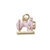 Panduro Jewellery Guldfärgat hänge charm klassisk symaskin med rosa färg & strass 12,5×13 mm | Metallhängen