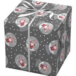 Panduro Design Julpapper 10 meters rulle, 57 cm bred – ett lätt snöfall och en tomte i en snöglob | Present- & Julklappspapper