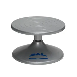 Bisbal Kavalett Ø17 cm med avtagbar skiva, tillverkad av aluminium. Höjd 10,8 cm. Vikt 765 gram