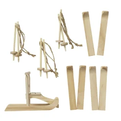 Panduro Hobby Miniatyrkit med 3 par skidor & stavar samt en stor släde à 10×4×7 cm. Tillverkat av ljust trä
