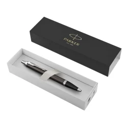 Parker IM Dark Espresso C.T Ballpoint – kulspetspenna med blått bläck | Bläckpennor