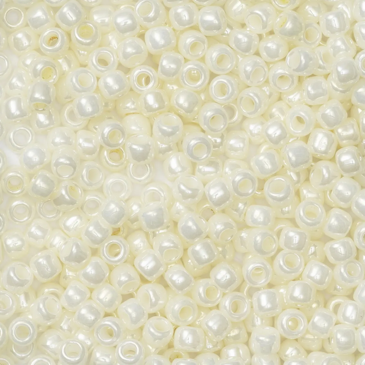 TOHO Beads Japan TOHO-pärlor runda 11/0 – pärlemor, 122 Opaque lustered navajo white | Rocaillespärlor